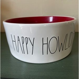 Rae Dunn Happy Howlidays. Christmas Dog dish. Lg.